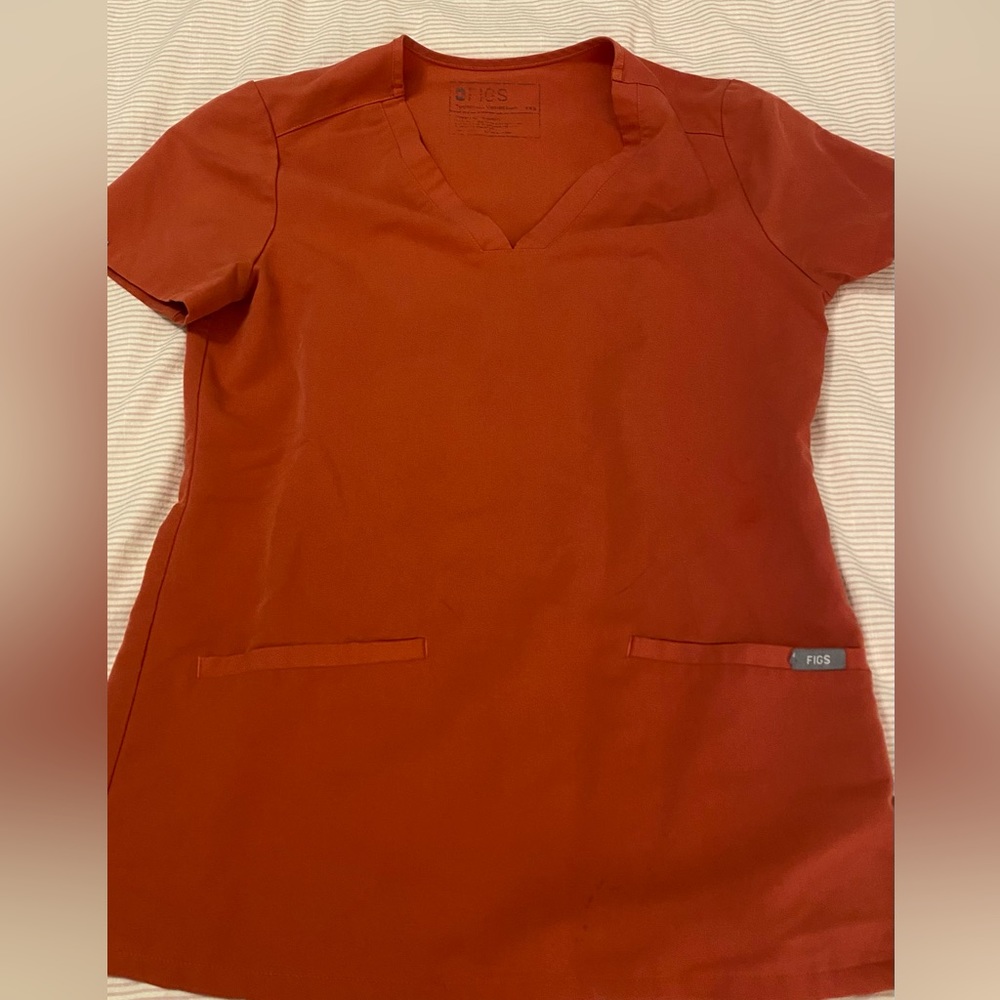 Figs Scrub Set Clay Casma 3-pocket top and Clay Yola Skinny scrub pants